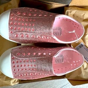 BRAND NEW IN BOX - NATIVES sz 9